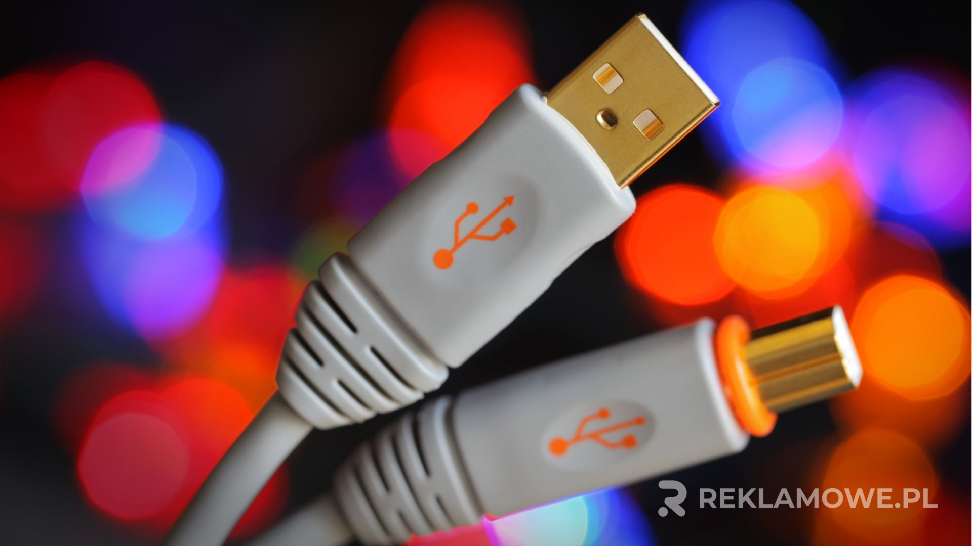 Efektywnie zaprojektowany kabel reklamowy na dużym billboardzie