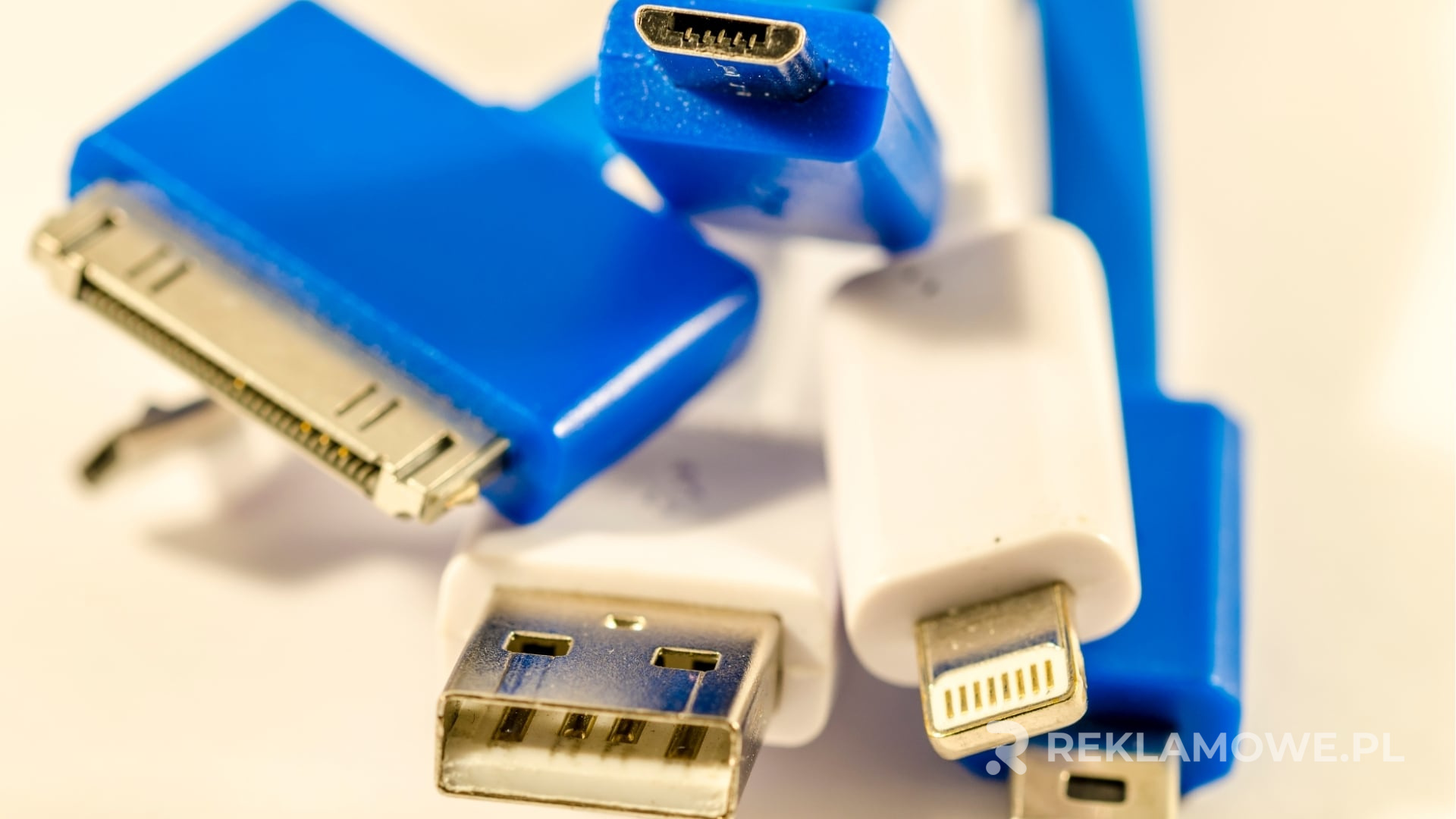 Kolorowe kable reklamowe używane przez firmę