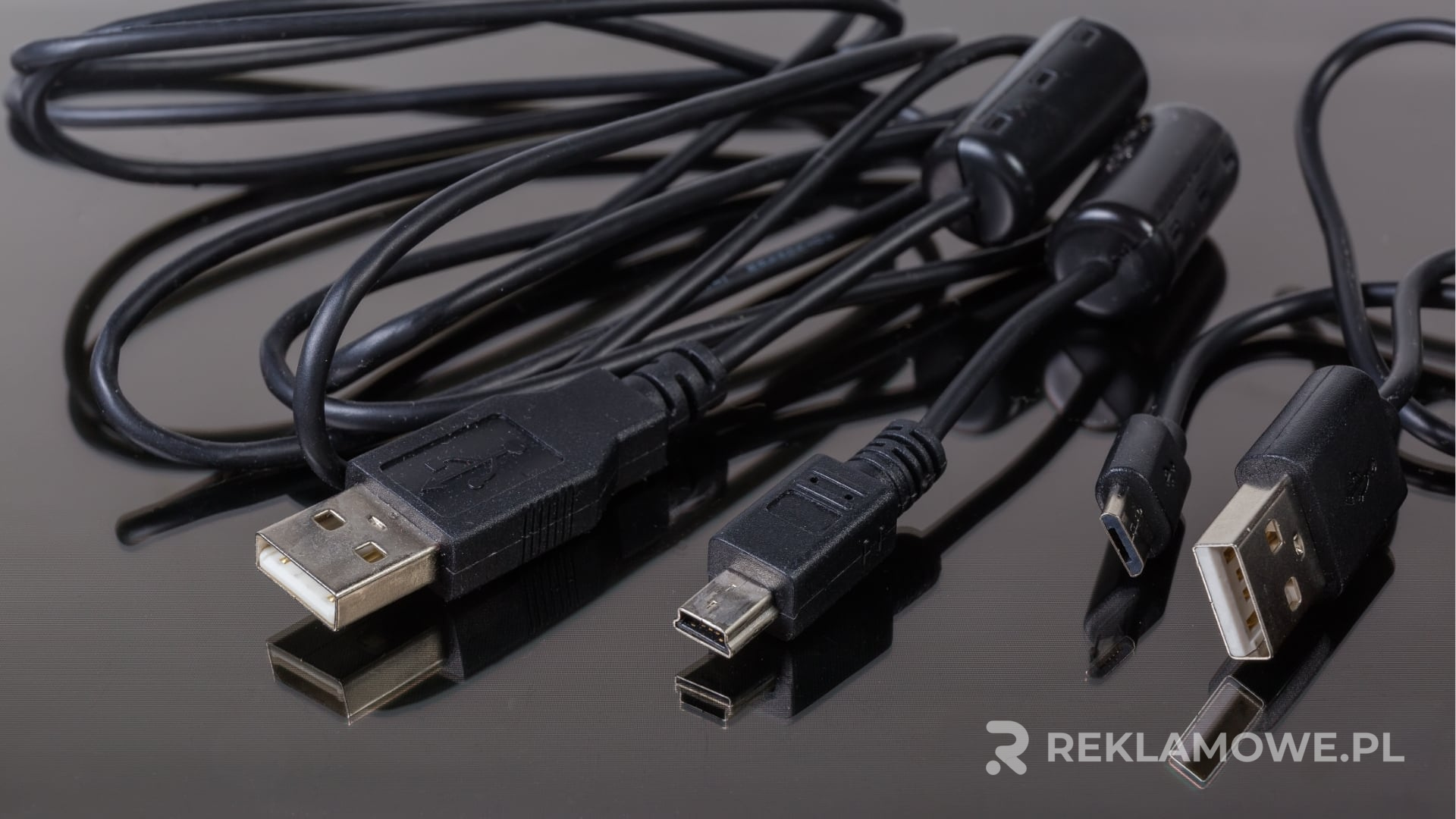 Różne rodzaje kabli reklamowych