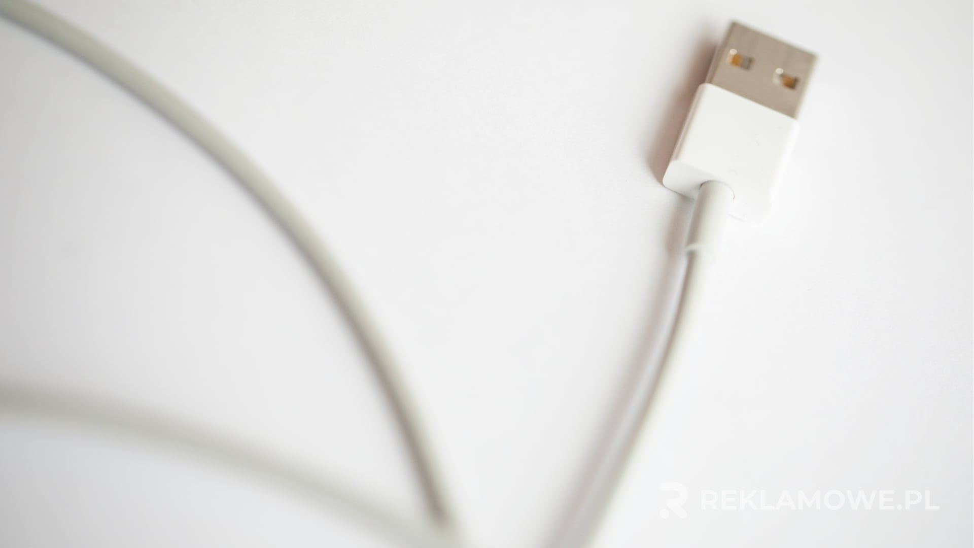 Skuteczność kabli reklamowych w porównaniu do innych form reklamy