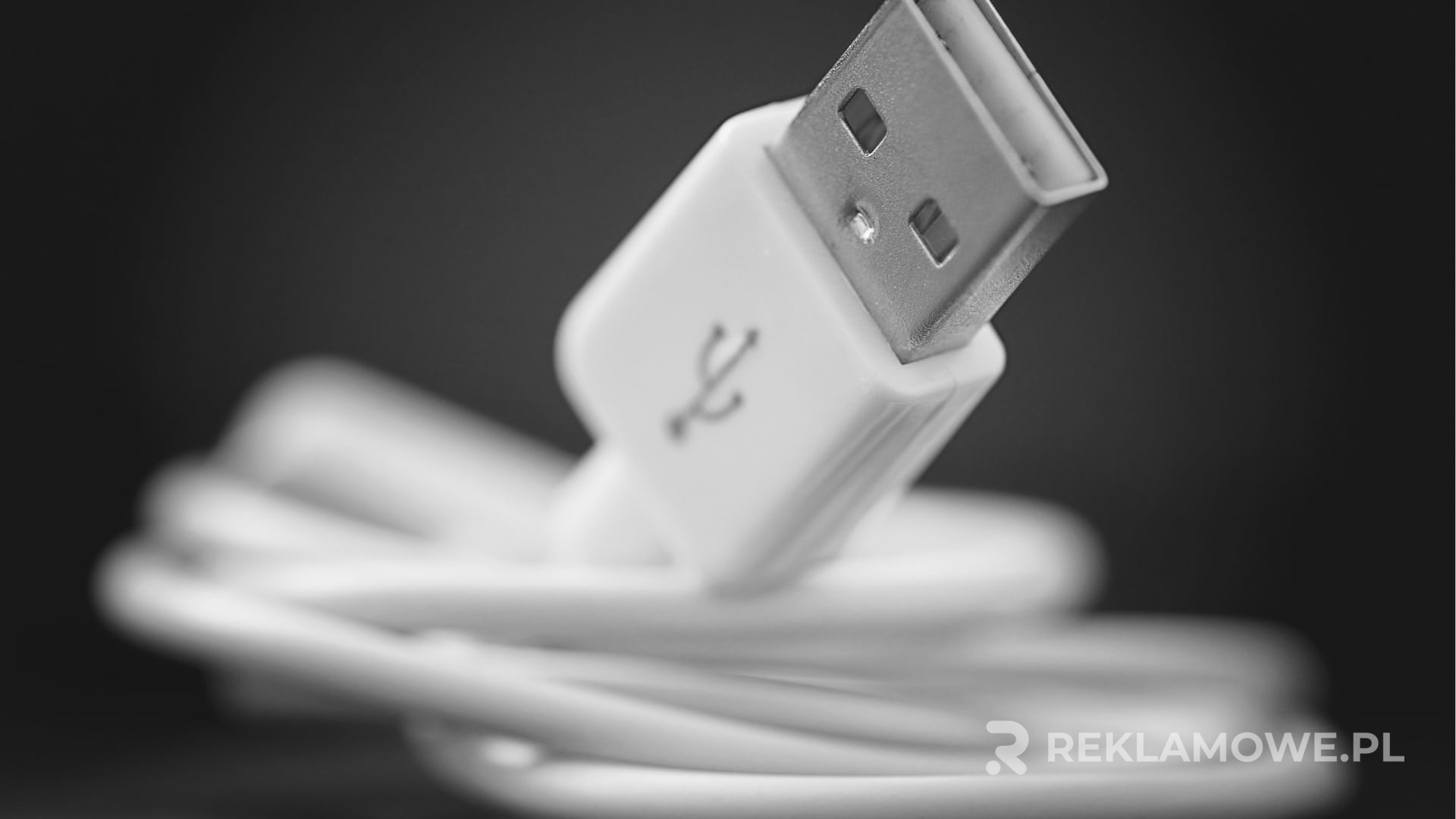 5 rzeczy, które musisz wiedzieć o kablach reklamowych – Zdjęcie Zdjęcie przedstawiające zastosowanie kabli w reklamie